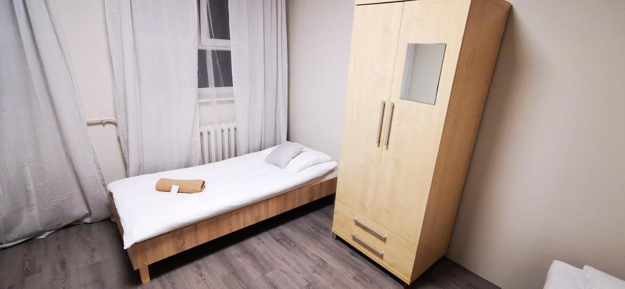 Hostel Powstaniec Wola - Private Rooms Varsóvia Exterior foto
