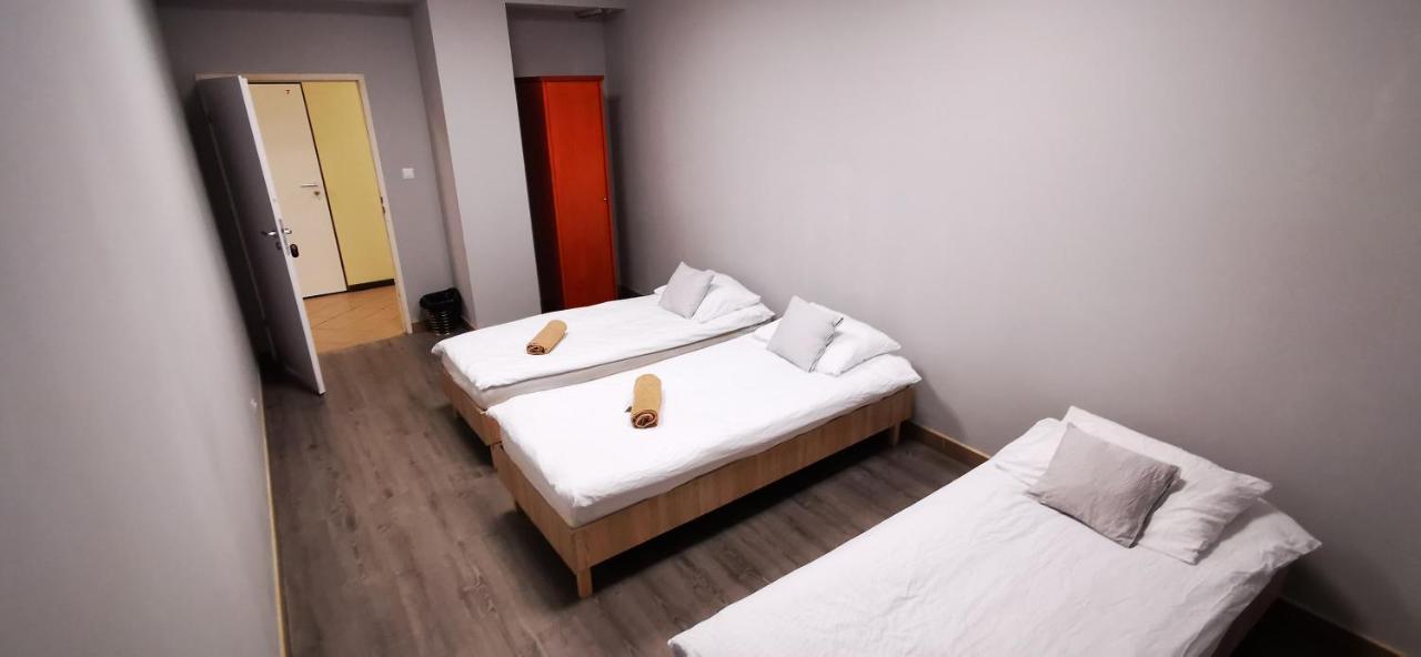 Hostel Powstaniec Wola - Private Rooms Varsóvia Exterior foto