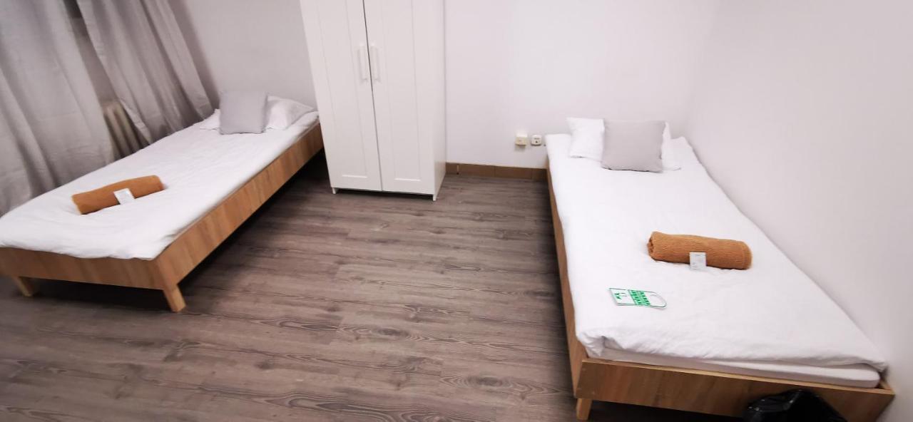 Hostel Powstaniec Wola - Private Rooms Varsóvia Exterior foto